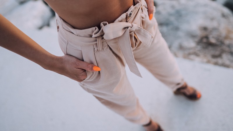 le pantalon carotte féminin