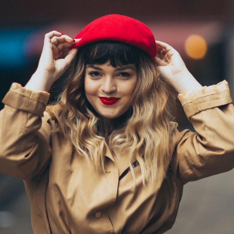 Casquette plate rouge trench