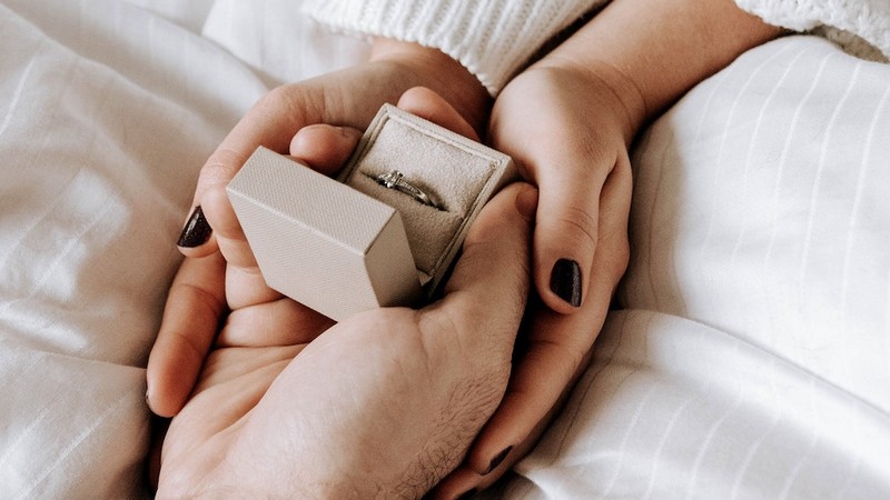 bague de luxe à une femme