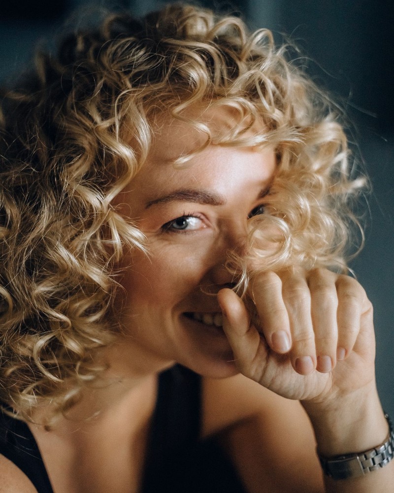 cheveux bouclés blonds