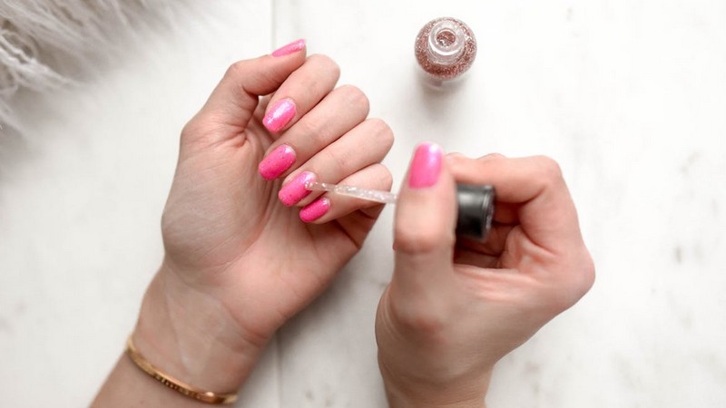 Peut-on se laisser tenter par une pose de vernis semi-permanent ?