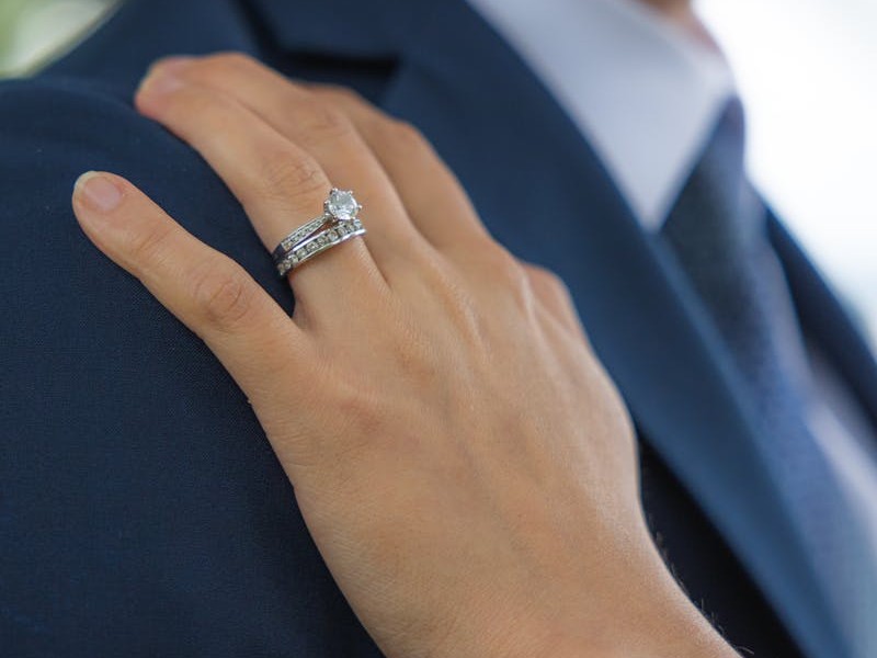 Alliance et bague de fiançailles