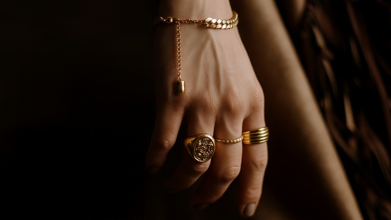 Les chevalières pour femme : tendance ou symbole intemporel ?