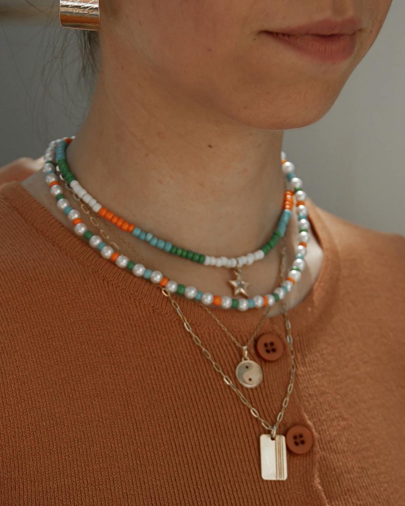 colliers de perles colorées