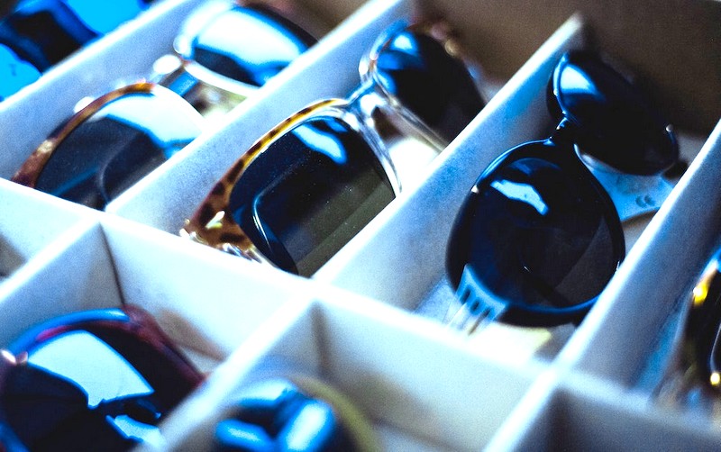 lunettes de soleil chez un opticien