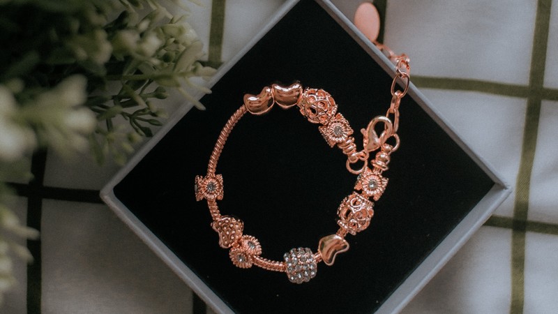 Offrir un bijou à charms