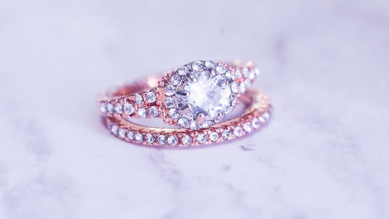 Offrir un bijou précieux